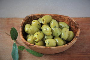 Grüne Oliven ohne Stein mit Knoblauch und Kräuter der Provence