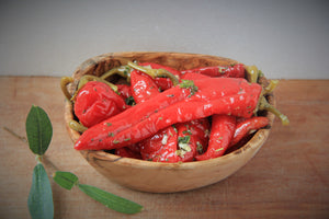 Peperoni Rot mit Knoblauch und Kräutern