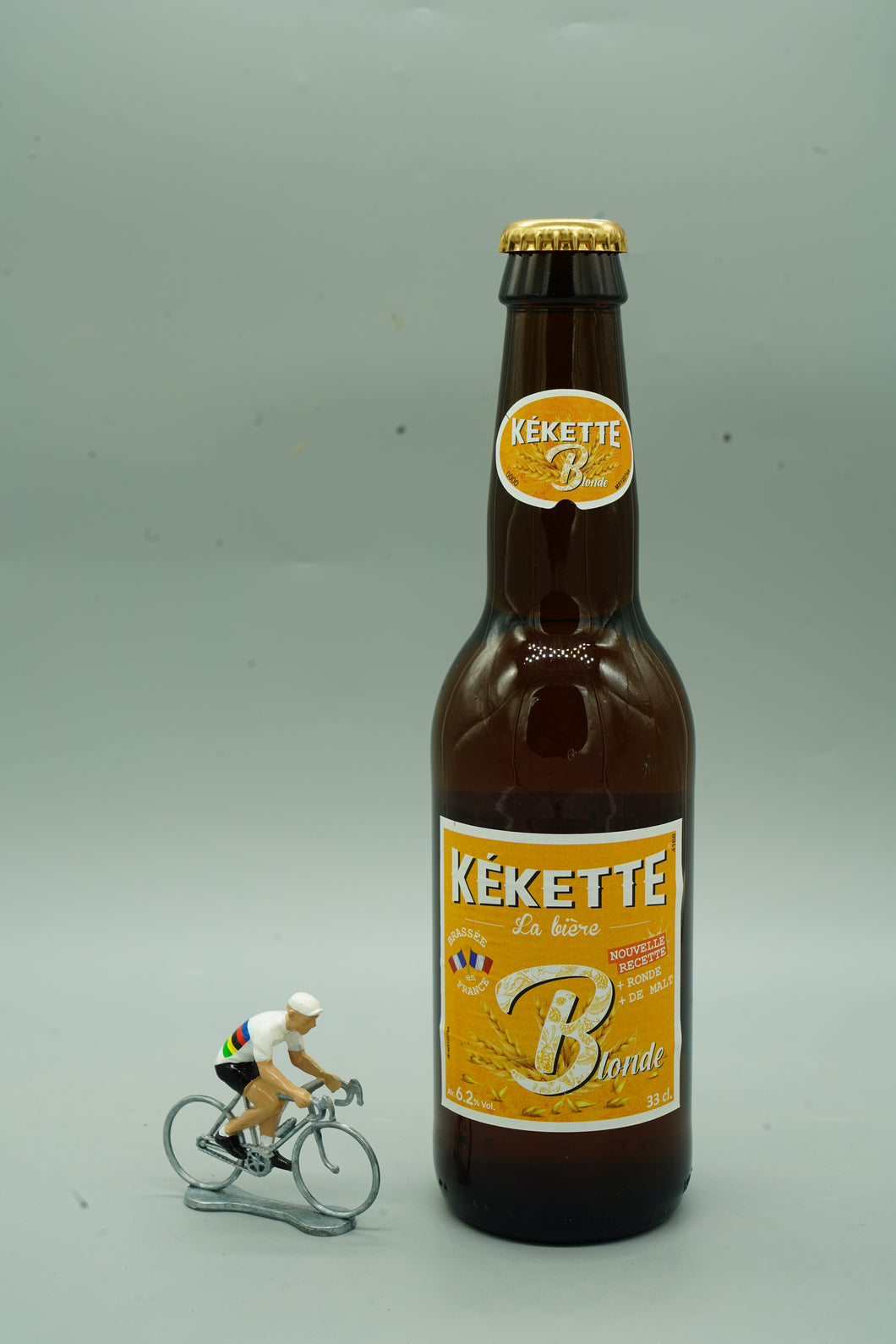 KÉKETTE BLONDE