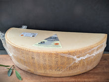 Laden Sie das Bild in den Galerie-Viewer, Parmigiano Reggiano DOP
