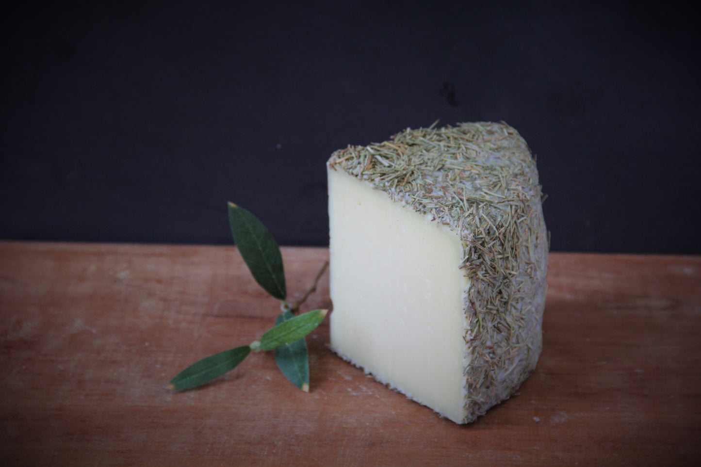 Spanischer Schafmilchkäse mit Rosmarin