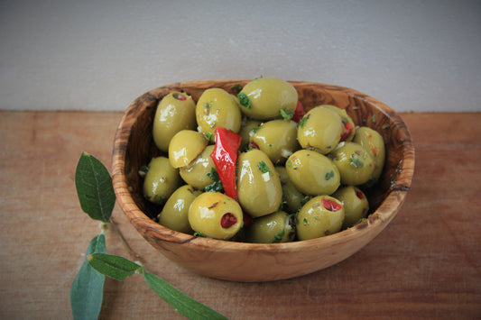 grüne Oliven mit Paprika