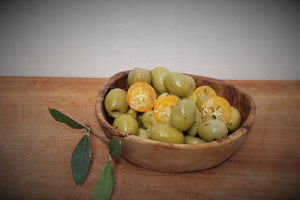 Grüne Oliven ohne Stein mit Knoblauch, Kräuter der Provence und Kumquat