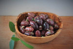 Kalamata-Oliven mit Knoblauch und Kräutern