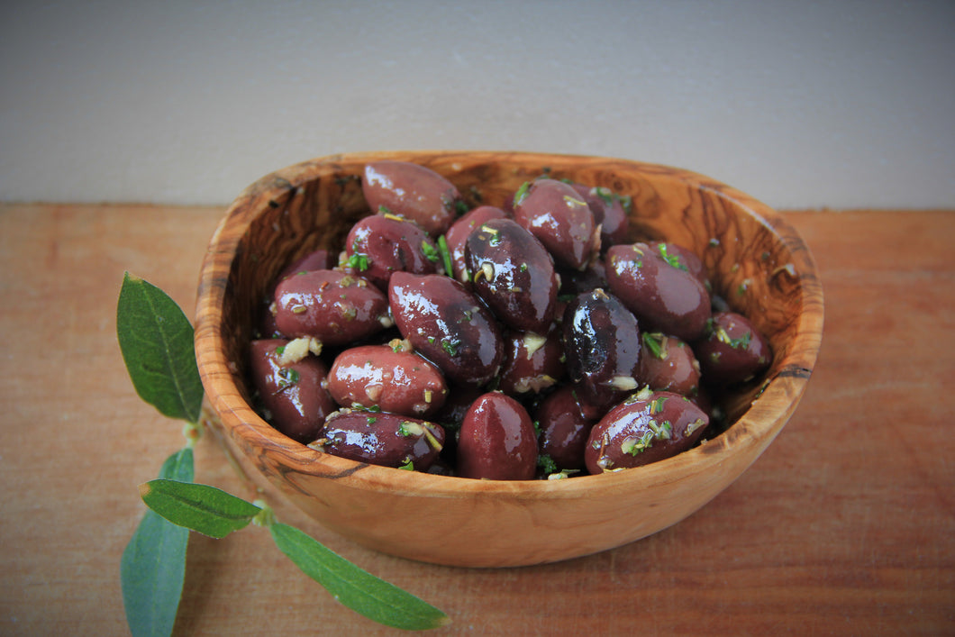 Kalamata-Oliven mit Knoblauch und Kräutern